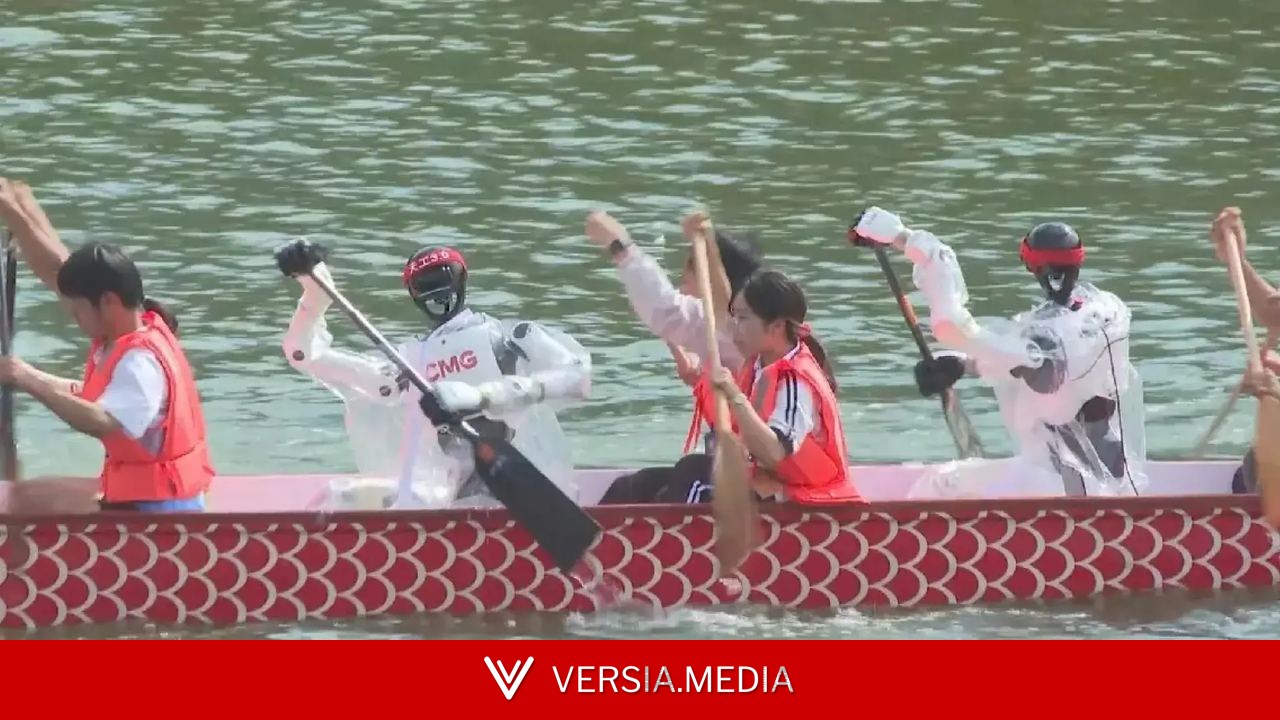 Los robots humanoides reman y compiten en carreras de botes en China: así lo hacen