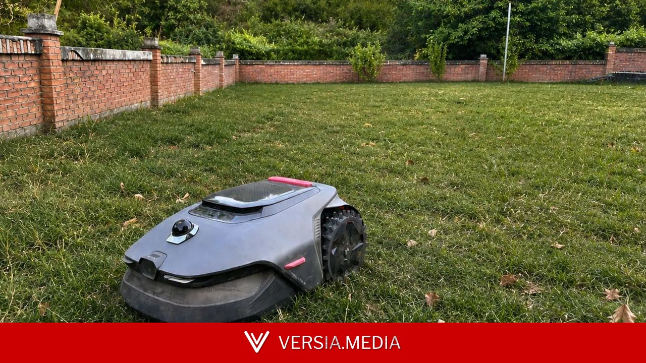 ¿Tiene sentido un robot cortacésped en España? Probamos un modelo autónomo y con IA que mapea y esquiva obstáculos