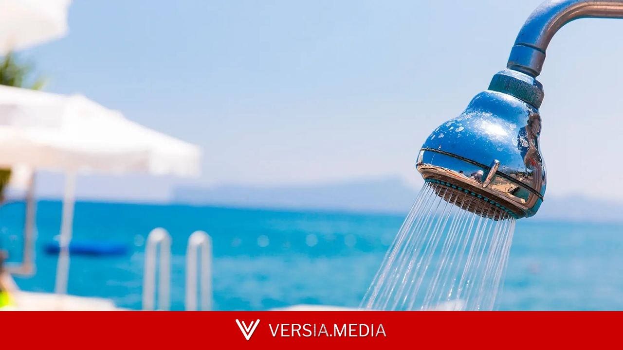 Así funcionan las duchas inteligentes de la playa en España: tienes que pagar por gastar agua