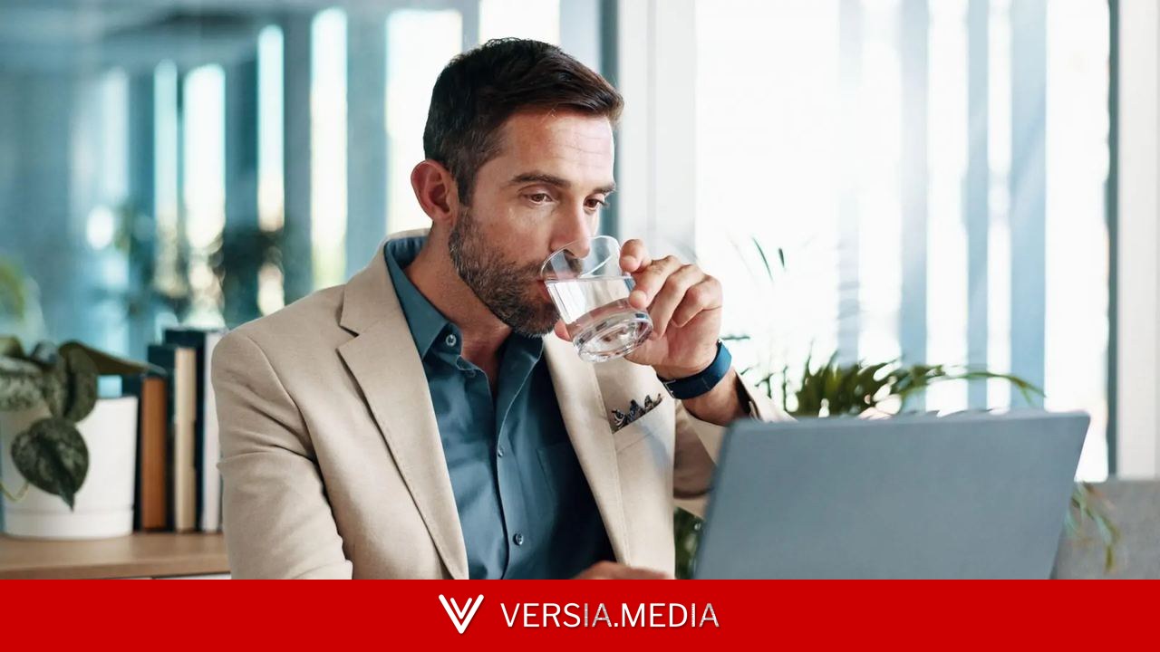¿Se te olvida beber agua cuando trabajas? Esta app bloquea tu pantalla hasta que te vea hacerlo